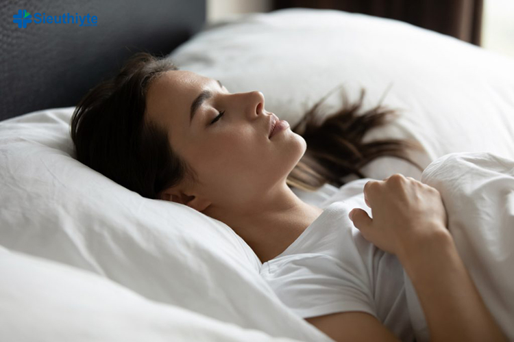 Bạn có thể nằm thư giãn trên một chiếc gối phù hợp để thư giãn giảm đau cổ