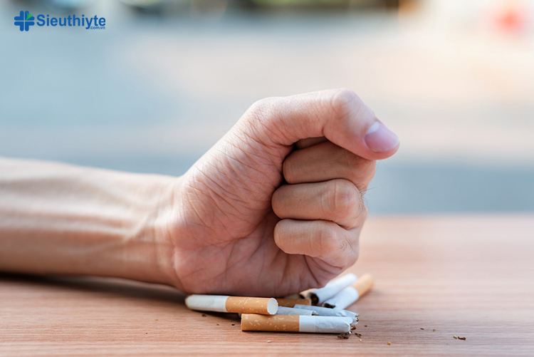 Không hút thuốc và tránh tiếp xúc với khói thuốc là một cách ngăn ngừa bệnh viêm phế quản