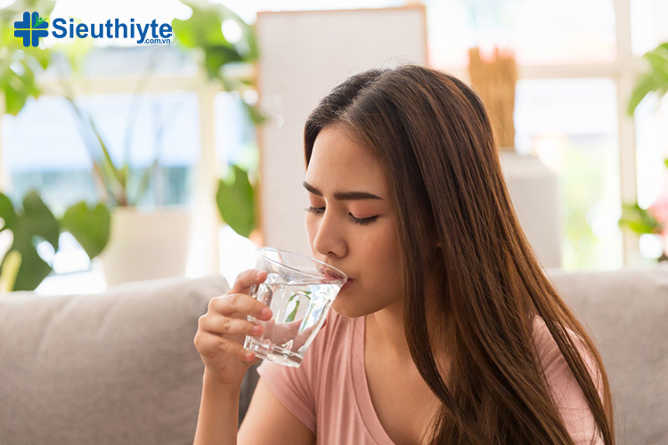 Khi bị viêm họng bạn nên bổ sung nước ấm, tránh uống nước đá