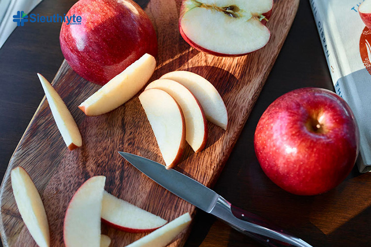 Bạn có thể ăn 1 đến 2 quả táo cỡ vừa mỗi ngày để tăng cường sức khỏe