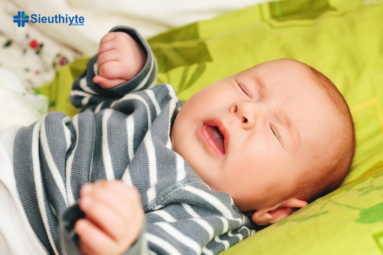Trẻ sơ sinh bị nghẹt mũi có thể do cảm lạnh, cúm, viêm xoang hoặc dị ứng