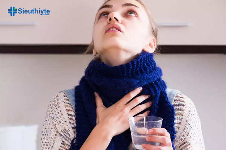 Súc miệng bằng nước muối giúp làm sạch cổ họng và giảm đờm hiệu quả