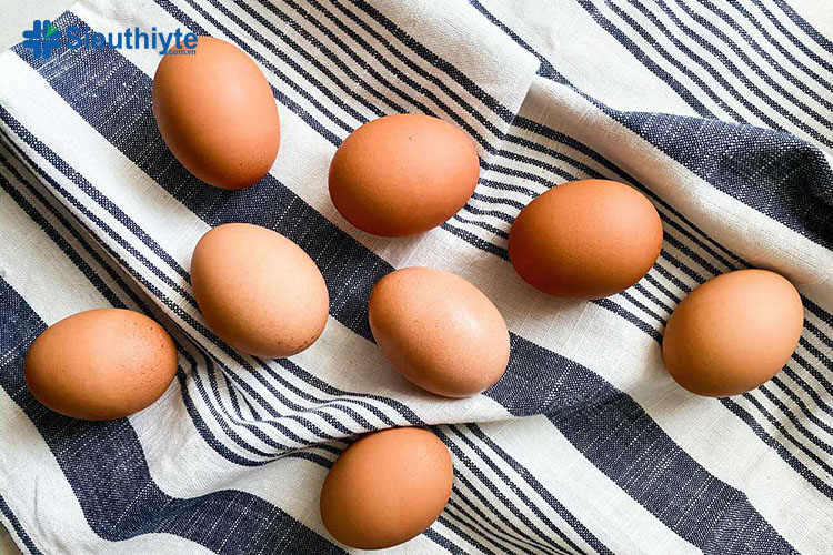 Trứng gà có nhiều lutein và zeaxanthin có công dụng bảo vệ sức khỏe của mắt