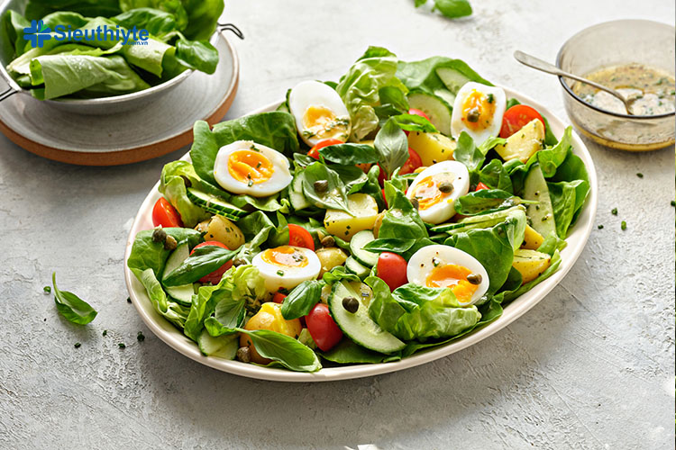 Bạn nên ăn trứng gà cùng với rau để tăng thêm chất dinh dưỡng cho cơ thể