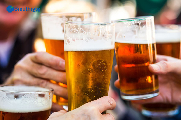 Tiêu thụ nhiều rượu bia làm tăng nồng độ cồn trong máu, có thể dẫn đến suy giảm thính lực