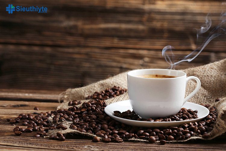 Hãy hạn chế tiêu thụ caffeine khi bị ho cơ đờm để tránh mất nước, khó tiêu đờm trong cổ họng
