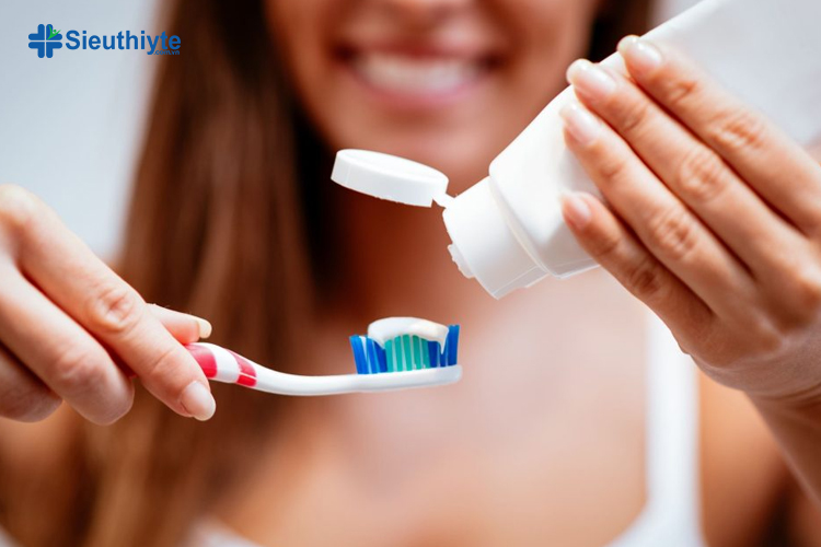 Cách chăm sóc răng miệng phổ biến nhất là đánh răng ít nhất hai lần một ngày