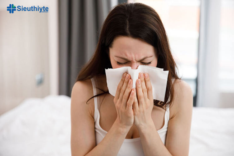 Viêm phổi có thể khiến đường thở bị viêm nhiễm và gây nghẹn cổ họng