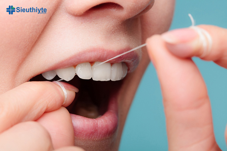 Dùng chỉ nha khoa sẽ lấy đi mẩu thức ăn nhỏ hoặc mảng bám mắc kẹt giữa các kẽ răng