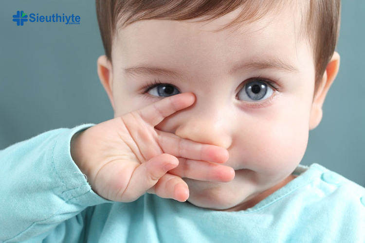 Trẻ em có thể bị các đồ vật dính vào mũi gây nghẹt mũi nhưng không có nước mũi