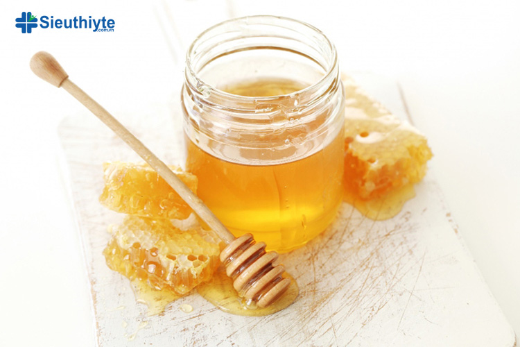 Mật ong có tác dụng giảm viêm và kháng khuẩn giúp chữa lành vết ong đốt