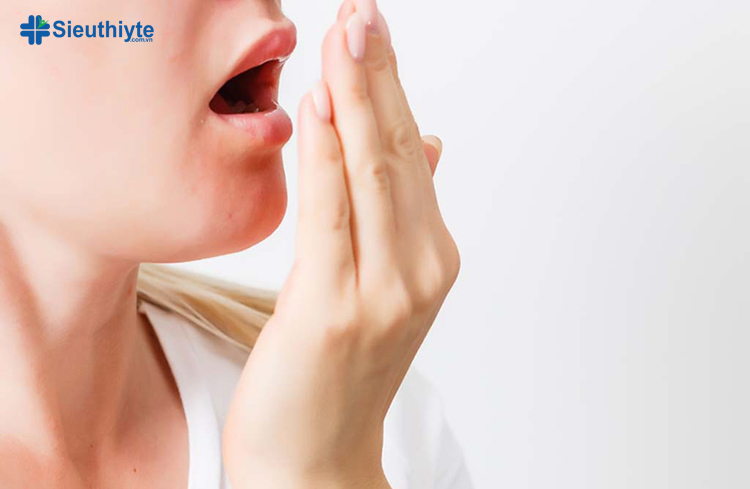 Ngậm nước muối có tác dụng gì? Súc miệng nước muối giúp giảm hôi miệng