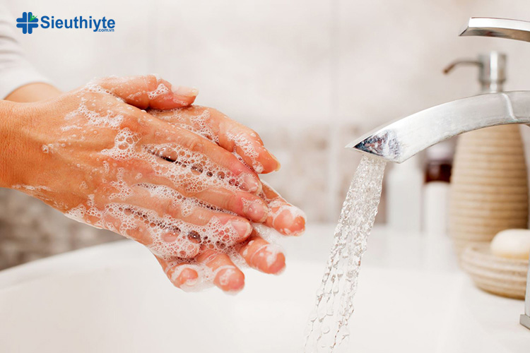 Bạn nên cố gắng rửa tay thường xuyên để giảm nguy cơ lây truyền vi khuẩn