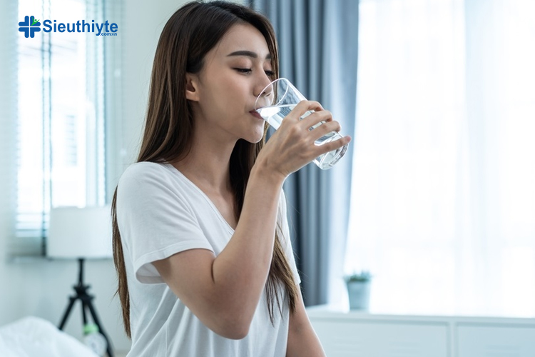 Cách tăng cường sức đề kháng mà ai cũng thực hiện dễ dàng là uống đủ nước mỗi ngày