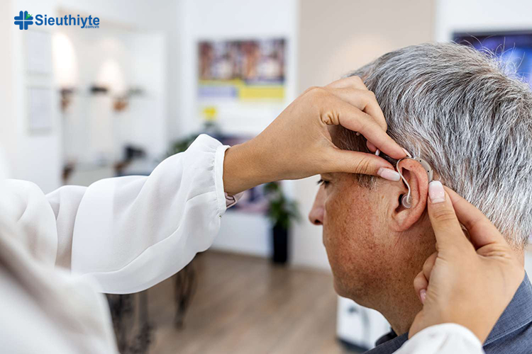 Sử dụng máy trợ thính là phương pháp điều trị phổ biến cho tình trạng lãng tai ở người già