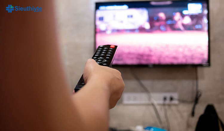 Cố gắng giảm âm lượng khi xem TV giúp ngăn ngừa mất thính lực do tiếng ồn