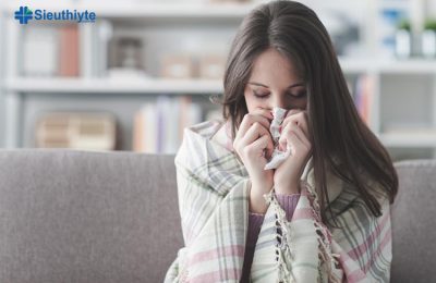 Cảm hàn gây ra những triệu chứng cảm lạnh như sốt nhẹ, nghẹt mũi, sổ mũi, ho, nhức đầu, suy nhược