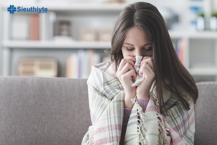 Cảm hàn gây ra những triệu chứng cảm lạnh như sốt nhẹ, nghẹt mũi, sổ mũi, ho, nhức đầu