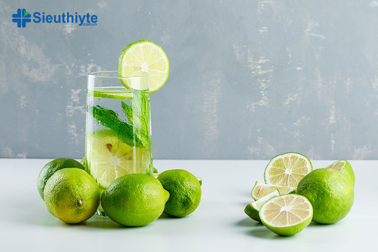 Nước chanh chứa nhiều vitamin C giúp thanh nhiệt cơ thể bên trong
