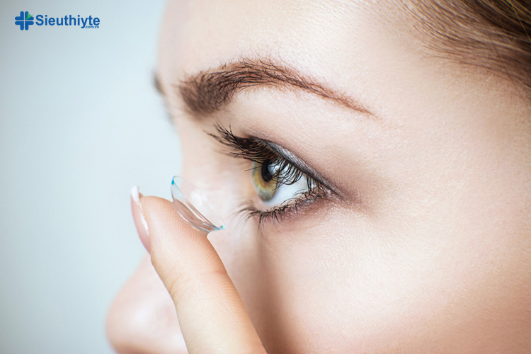 Tránh đeo kính áp tròng trong hơn 19 giờ để không gây tổn thương thị lực vĩnh viễn