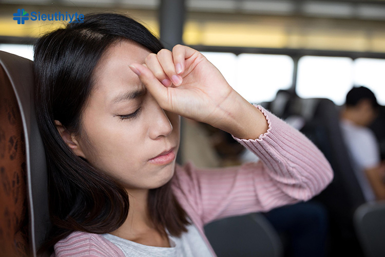 Các triệu chứng say tàu xe phổ biến gồm buồn nôn, nôn mửa, đau đầu, chóng mặt và mệt mỏi