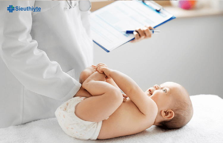 Bạn cần đưa bé đến bác sĩ nếu bé khó thở dẫn đến khó ăn, da xanh ở môi hoặc mũi