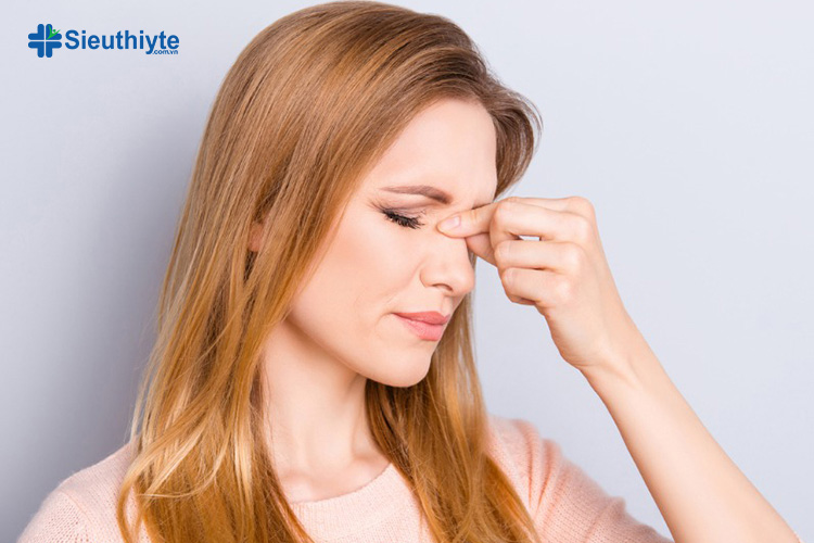 Nghẹt mũi có thể do nhiễm vi khuẩn và mắc các bệnh về hô hấp