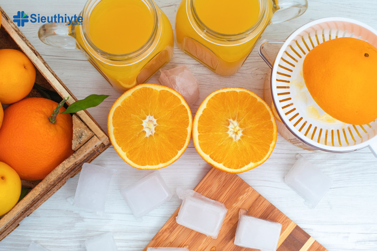 Đang bị nóng trong người nên uống gì? Nước cam hỗ trợ loại bỏ các chất gây độc trong cơ thể