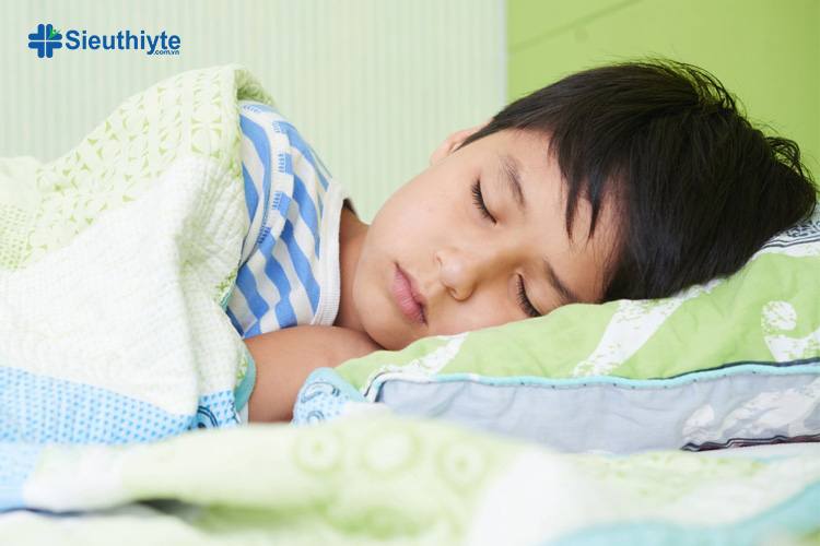 Tạo không gian ngủ sạch sẽ, thoải mái giúp trẻ dễ ngủ và ngăn chứng nghiến răng