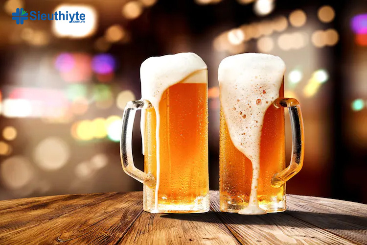 Khi bị cảm lạnh bạn nên tránh uống rượu bia để không bị buồn nôn và đau nhức cơ thể