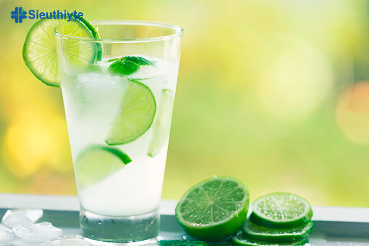 Nước chanh giàu vitamin C giúp bạn cải thiện tinh thần và tăng mức năng lượng