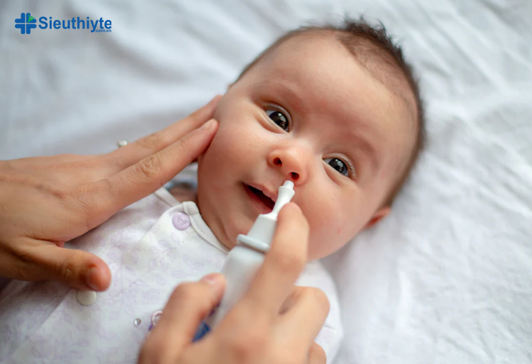 Cách lấy gỉ mũi cho trẻ sơ sinh bằng nước muối sinh lý
