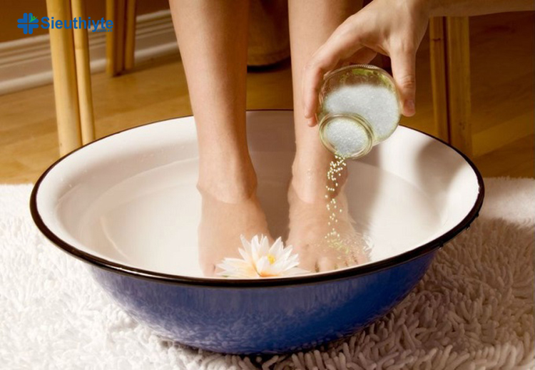 Ngâm chân thải độc với muối Epsom giúp giảm sưng chân, giảm đau đầu