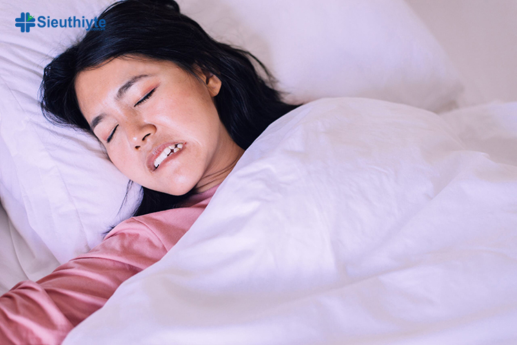 Nghiến răng khi ngủ kéo dài có thể làm mòn răng, gây đau hàm và cổ