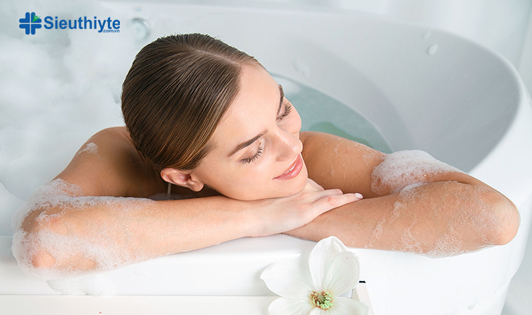 Lợi ích phổ biến nhất của việc tắm nước nóng là giảm căng thẳng, giúp bạn trút bỏ những lo lắng trong ngày