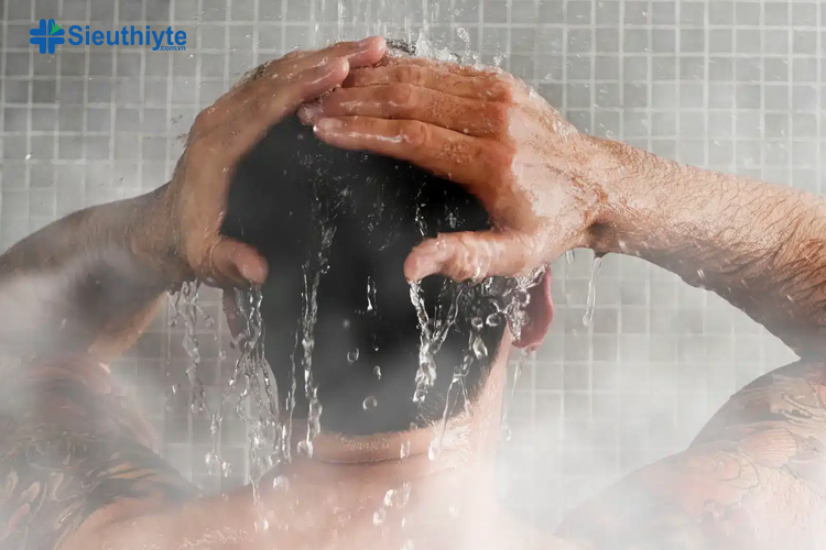 Bạn chỉ nên tắm nước nóng khoảng 15 phút, cách một ngày tắm một lần