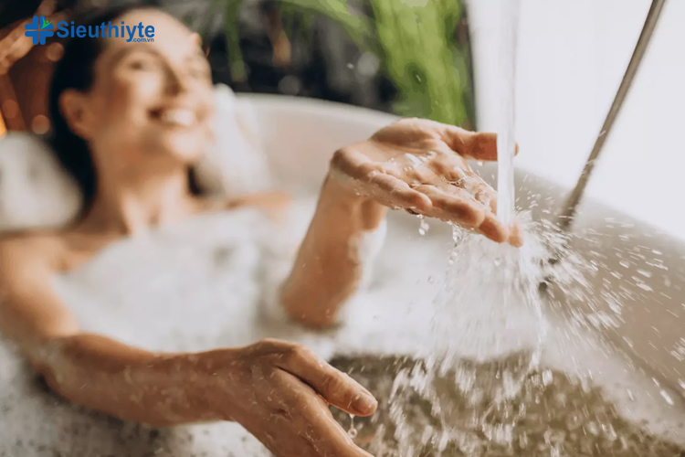 Tắm nước nóng làm cải thiện lưu thông máu và giảm đau đầu