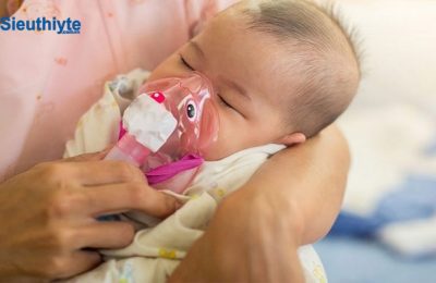 Khi liều lượng oxy cho trẻ nhỏ bị thiếu trầm trọng sẽ chỉ định phương pháp thở oxy nâng cao