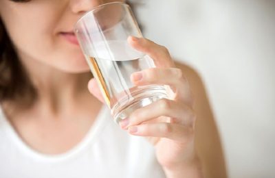 Tuyệt đối không uống một hơi dài nước để tránh các tác động tiêu cực đối với sức khỏe