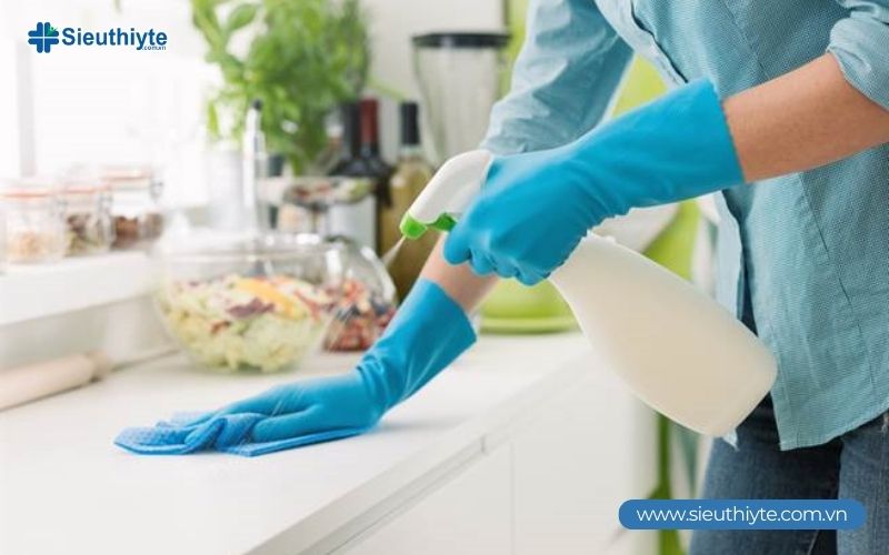 COVID nên kiêng gì? Có lẽ là một bề mặt sạch bong, vì virus gặp cồn là “chuồn” ngay.