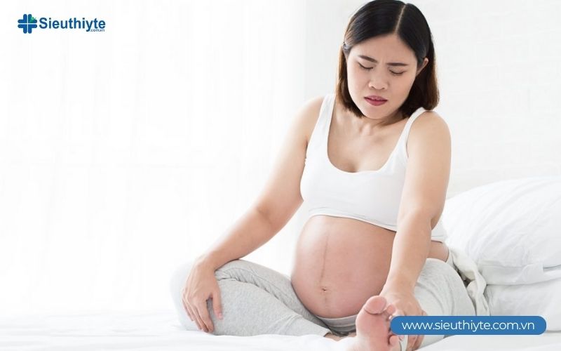Khi phôi thai làm tổ trong tử cung, bạn có thể gặp hiện tượng chuột rút nhẹ, đây là dấu hiệu mang thai sớm bình thường.