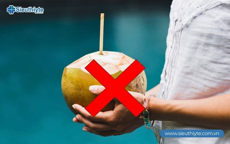 F0 không nên uống nước dừa