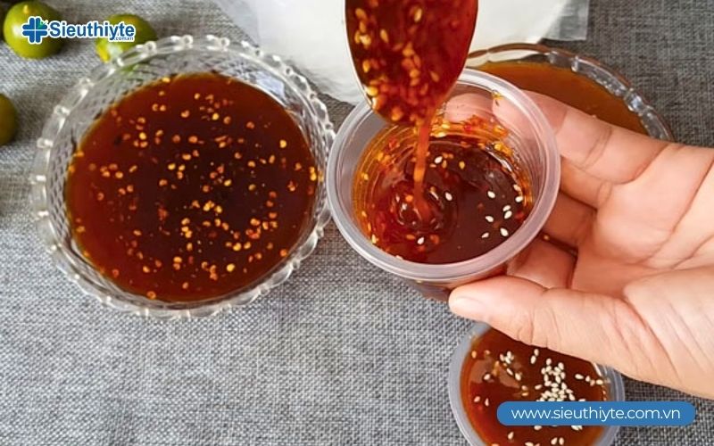 Mẹo bảo quản nước mắm me sau khi pha là để nguội hoàn toàn rồi cho vào lọ thủy tinh sạch, đậy kín nắp để giữ trọn hương vị lâu dài. Mẹo bảo quản nước mắm me sau khi pha là để nguội hoàn toàn rồi cho vào lọ thủy tinh sạch, đậy kín nắp để giữ trọn hương vị lâu dài.