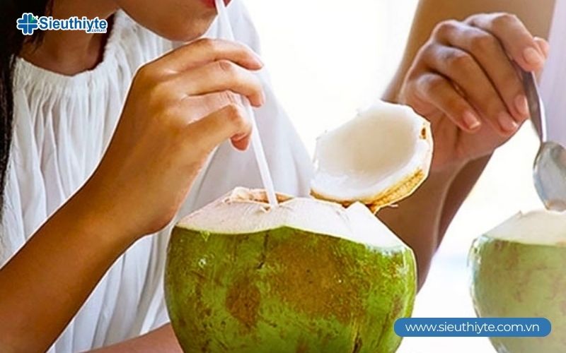Sau sinh mổ uống nước dừa được không khi bụng đói?