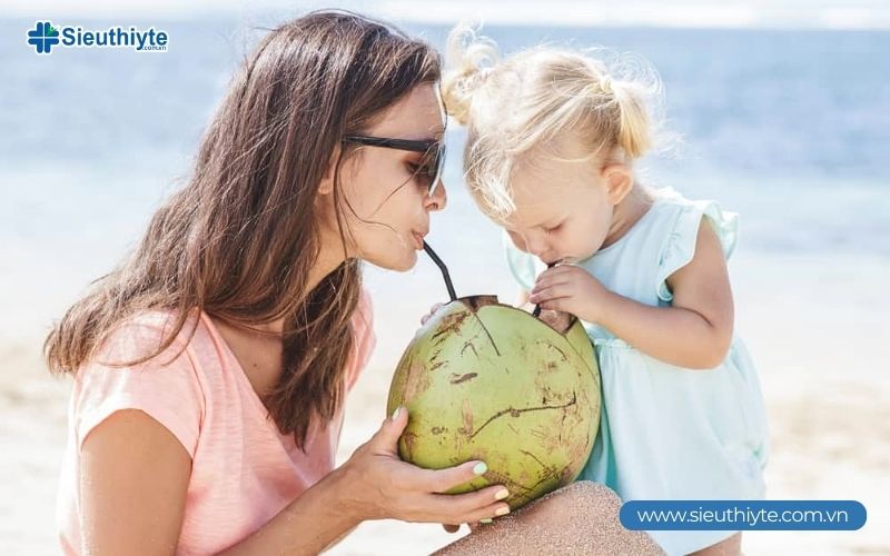 Sau sinh mổ uống nước dừa được không vào buổi tối? Mẹ nên tránh, vì nước dừa lợi tiểu, có thể gây mất ngủ và lạnh bụng.