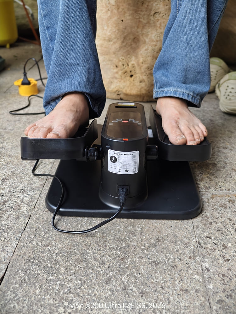 Sử dụng máy tập chân để tập thể dục nhẹ nhàng tại nhà