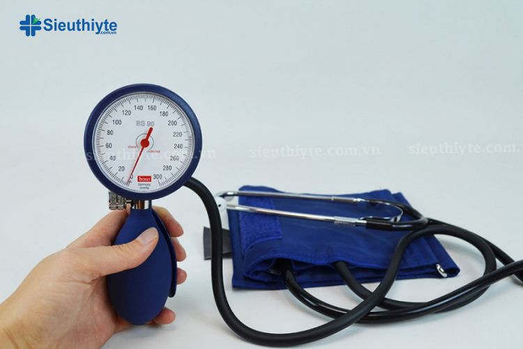 Cách sử dụng và vệ sinh dụng cụ đo huyết áp cơ?

