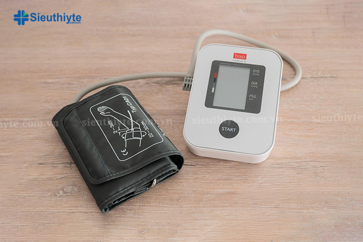Máy huyết áp điện tử gồm 2 bộ phận chính là màn hình hiển thị và vòng bít
